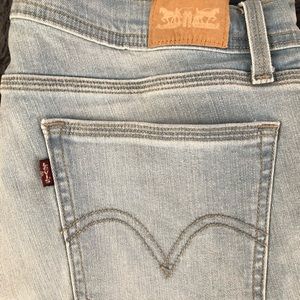 Light wash cropped Levis, good condition
